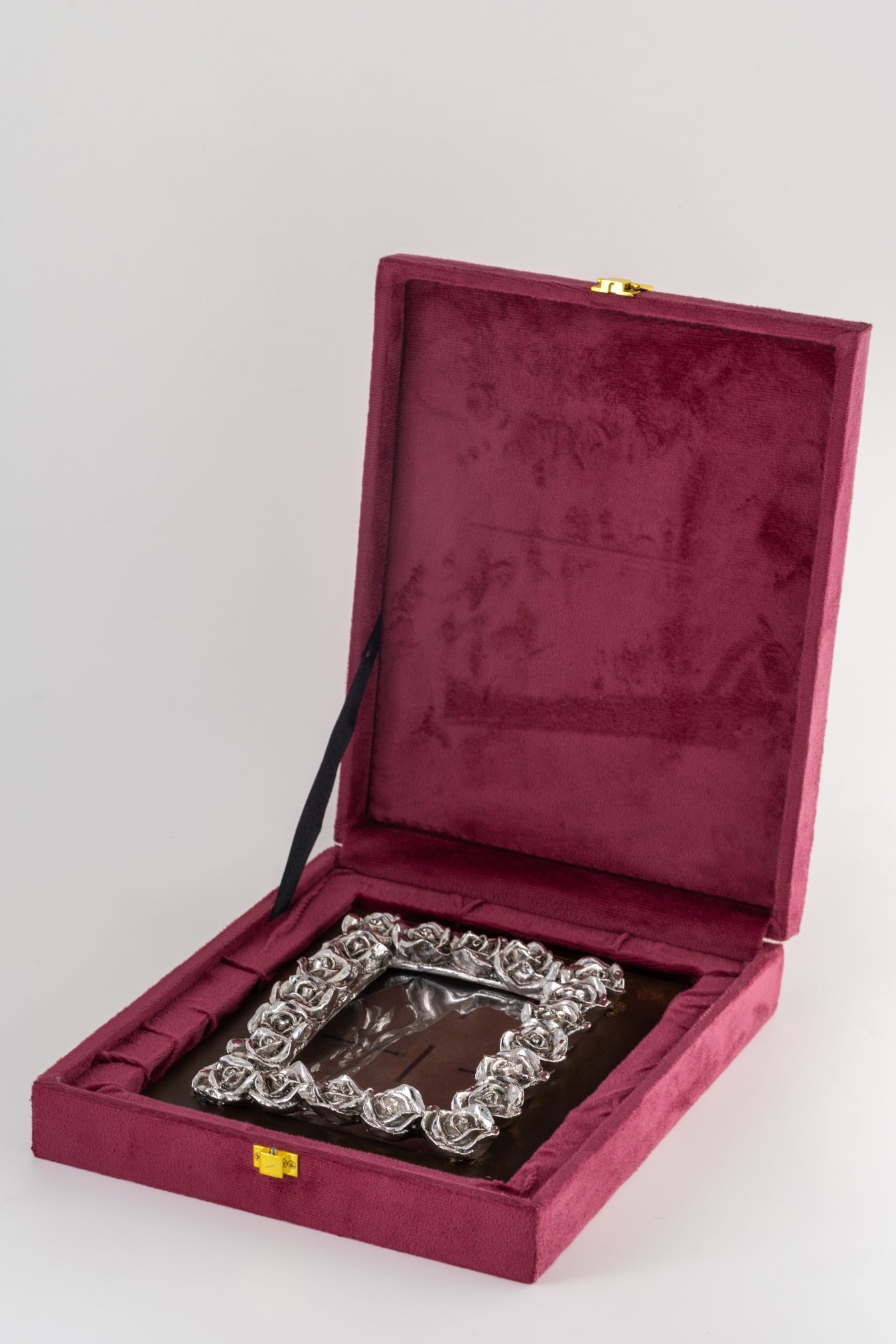 Elegant Wooden Photo Frame with Silver Foiled Rose Border – 9x7 Inches