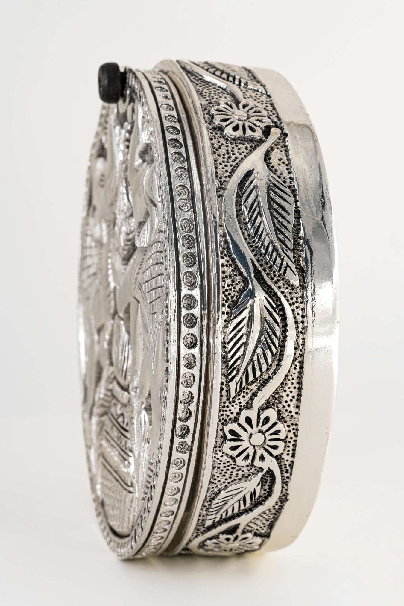 Engraved Silver-Foiled Round Dry Fruit Box with Lid – 3in × 8in