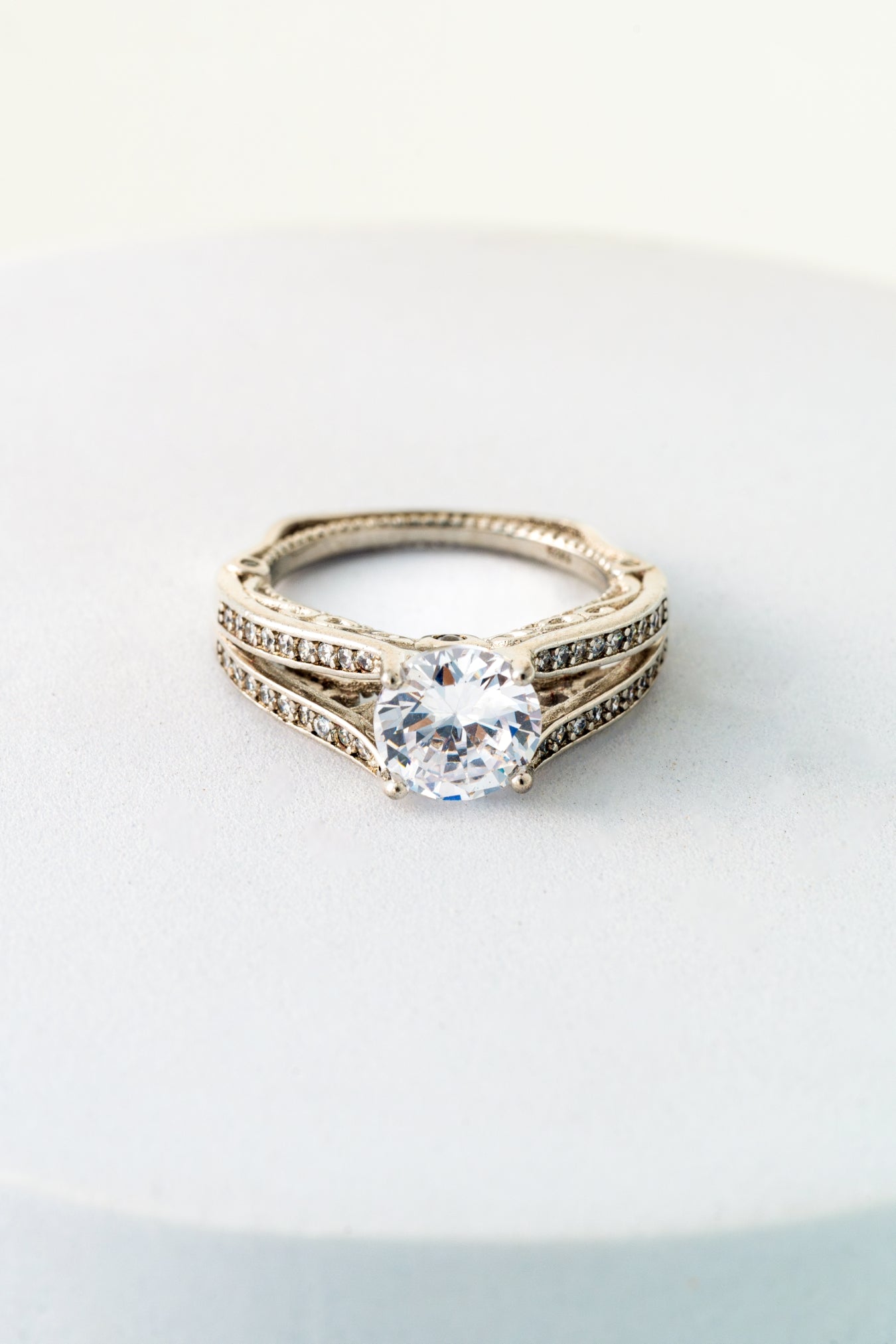 Pure 925 Silver Vintage-Style Solitaire Ring with Split Shank & Intricate Filigree – Size 12