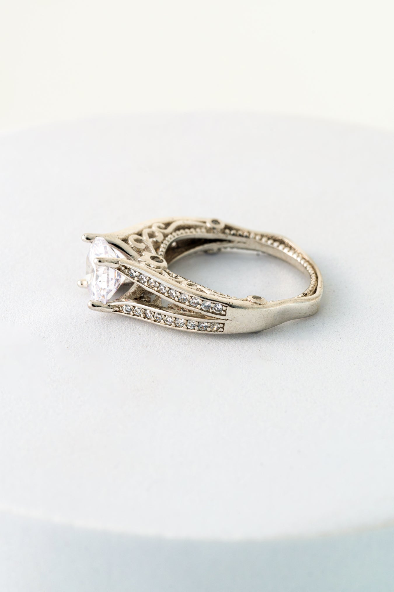 Pure 925 Silver Vintage-Style Solitaire Ring with Split Shank & Intricate Filigree – Size 12