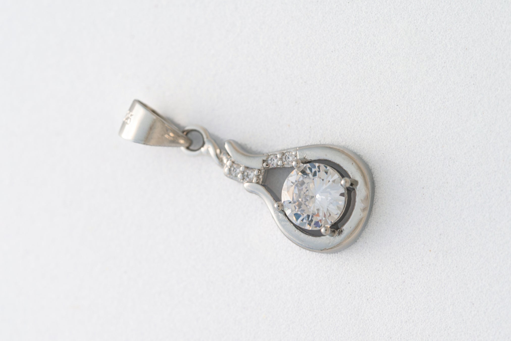 Pure 925 Silver Teardrop Solitaire Pendant with Accent Stones – 23mm × 7mm